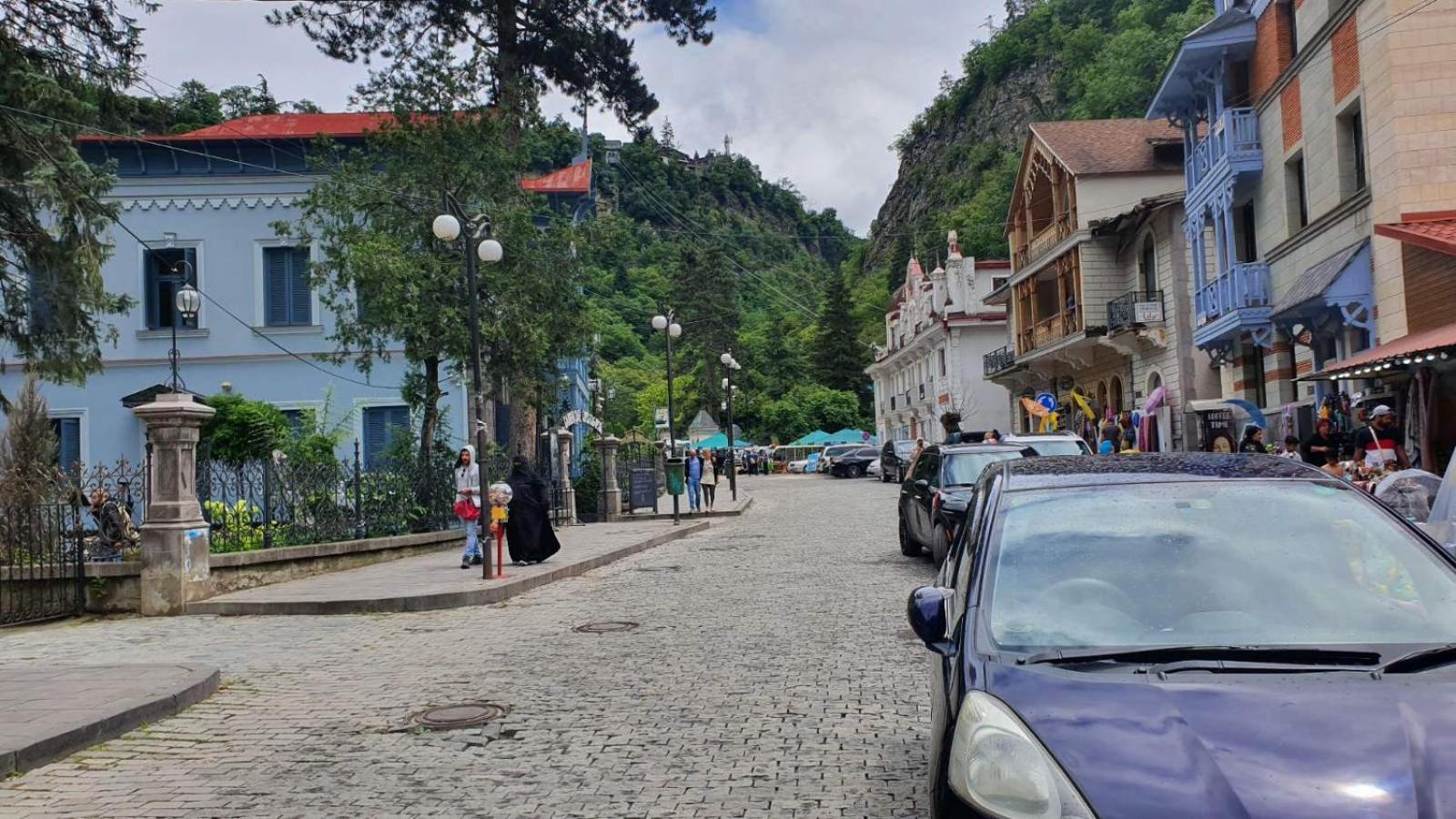 Alongside Park Borjomi Hotel Bagian luar foto